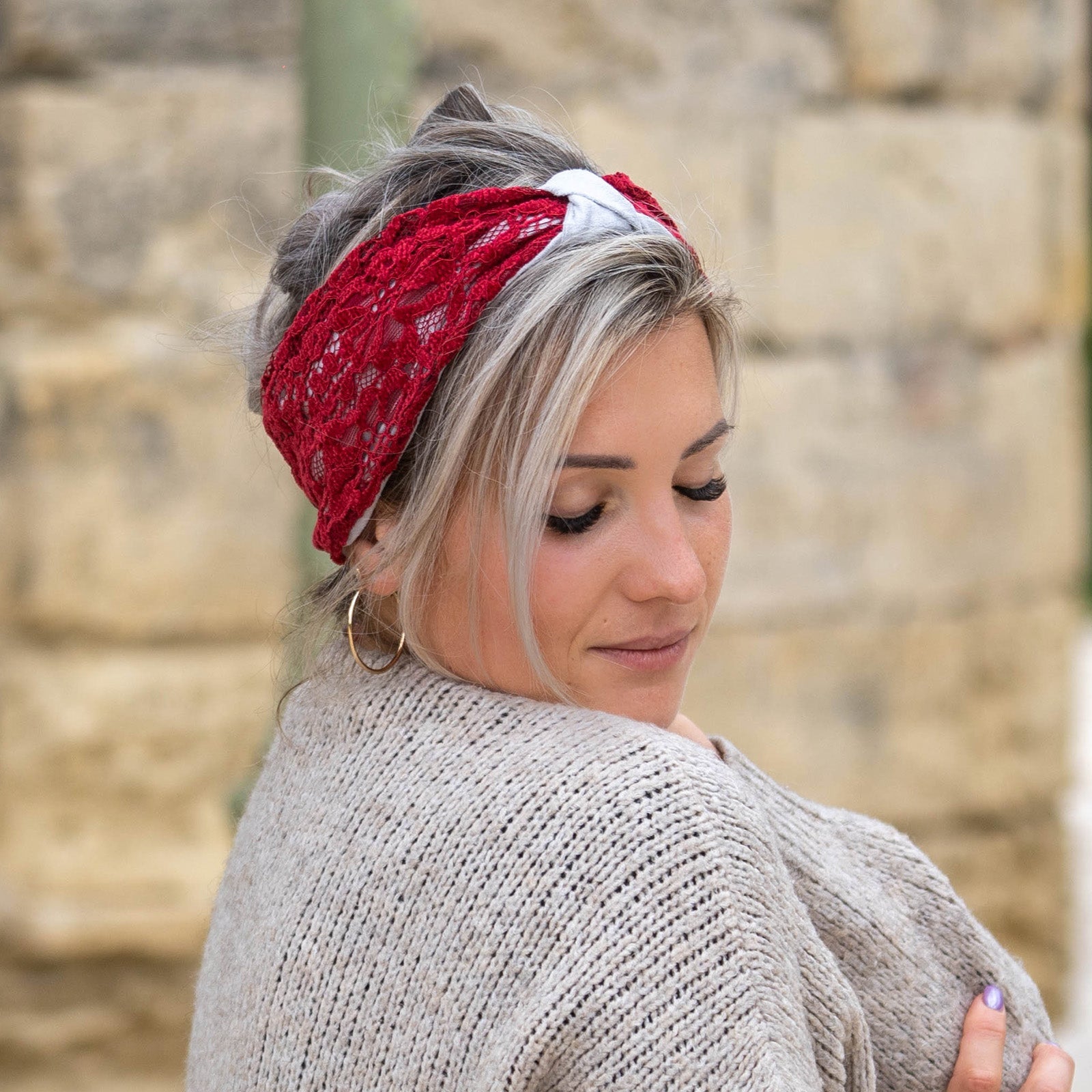 bandeau cheveux femme en dentelle bordeaux et suédine blanche