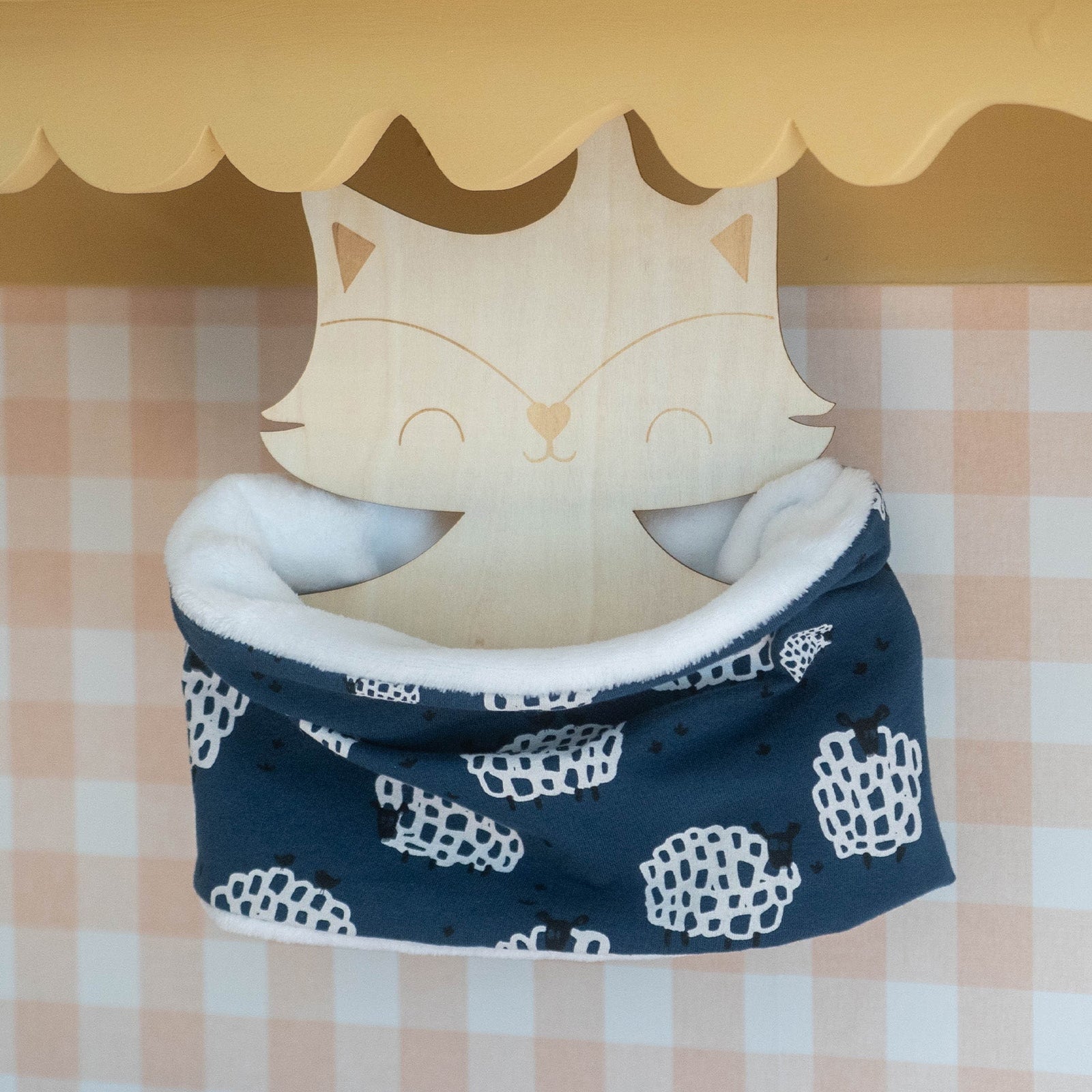 Snood enfant garçon polaire blanche et sweat bleu marine à motifs moutons.