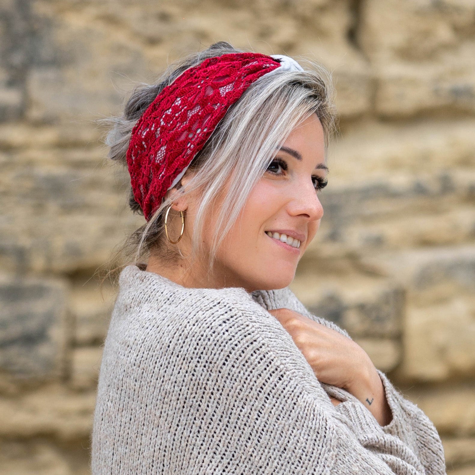 bandeau cheveux femme en dentelle bordeaux et suédine blanche