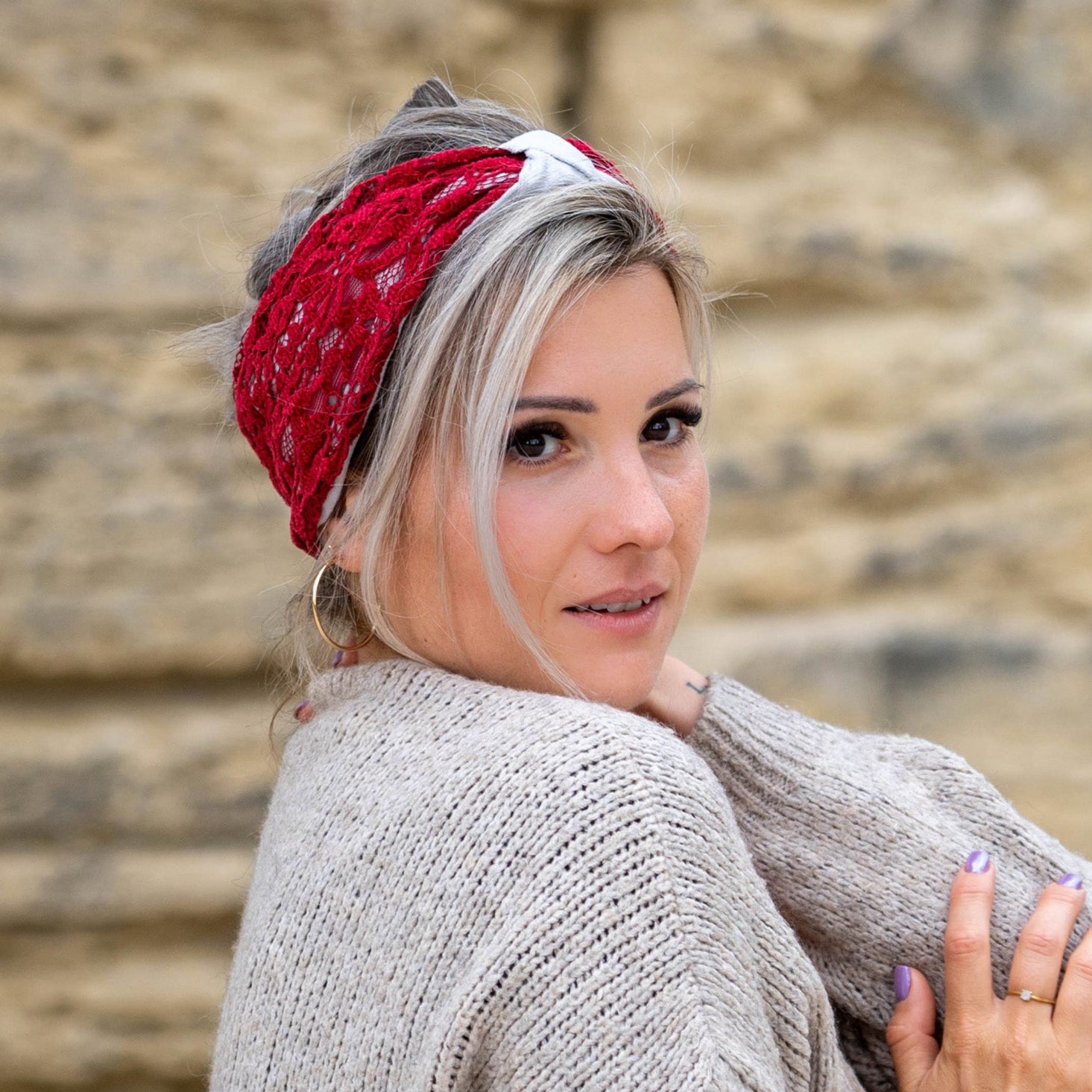 bandeau cheveux femme en dentelle bordeaux et suédine blanche