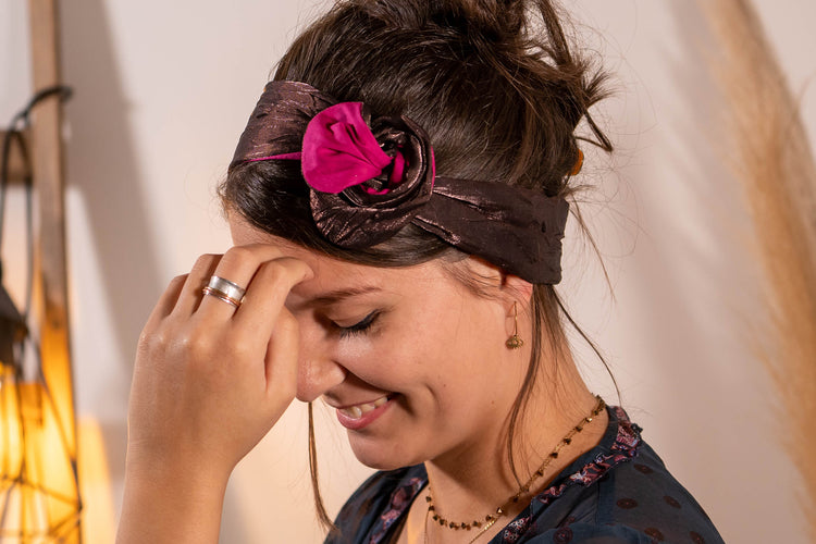 femme avec bandeau double dans les cheveux de couleur marron glacé et rose framboise