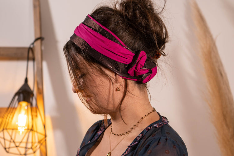 femme avec bandeau double dans les cheveux de couleur marron glacé et rose framboise