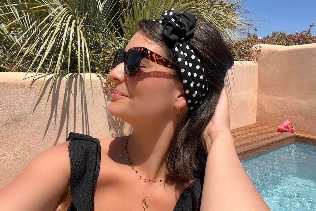 5 idées de coiffures avec un bandeau cheveux pour l’été