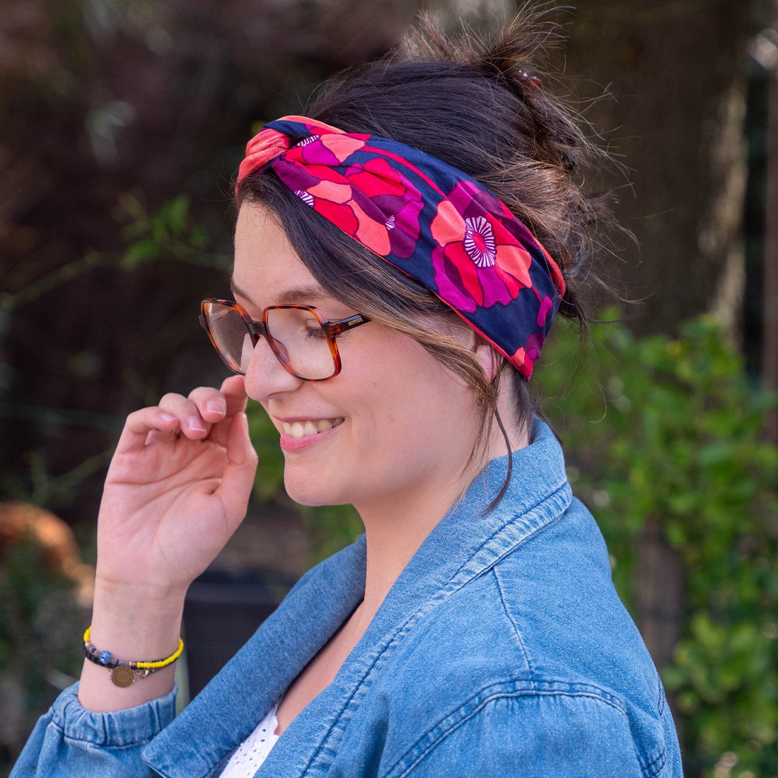 bandeau cheveux femme bleu marine orange et violet avec motifs fleuris 