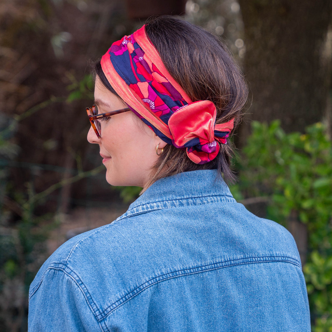 bandeau cheveux femme bleu marine orange et violet avec motifs fleuris 