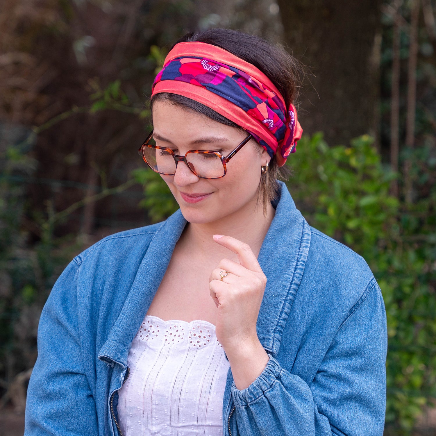bandeau cheveux femme bleu marine orange et violet avec motifs fleuris 