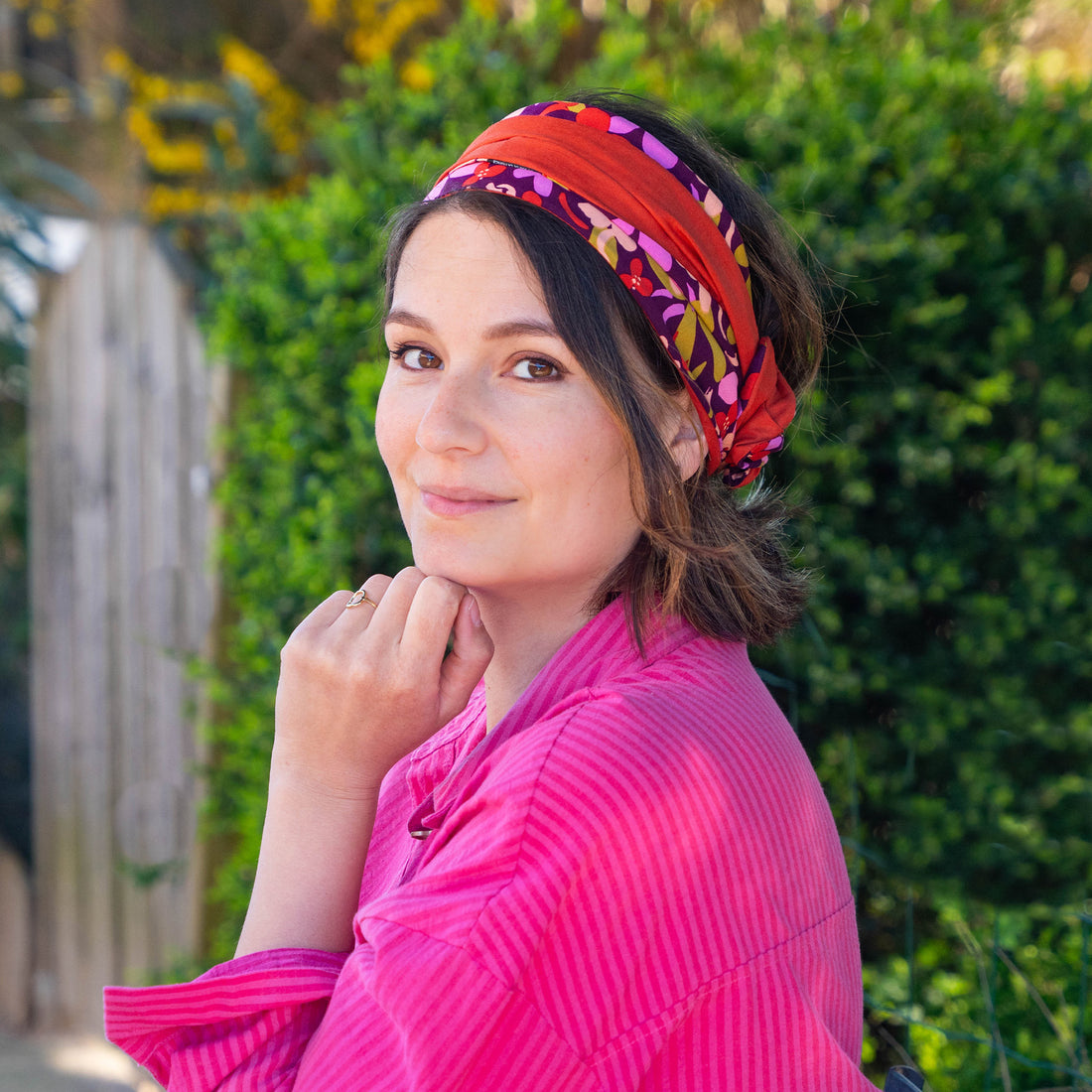 bandeau cheveux femme à motifs fleuris violet et rouille