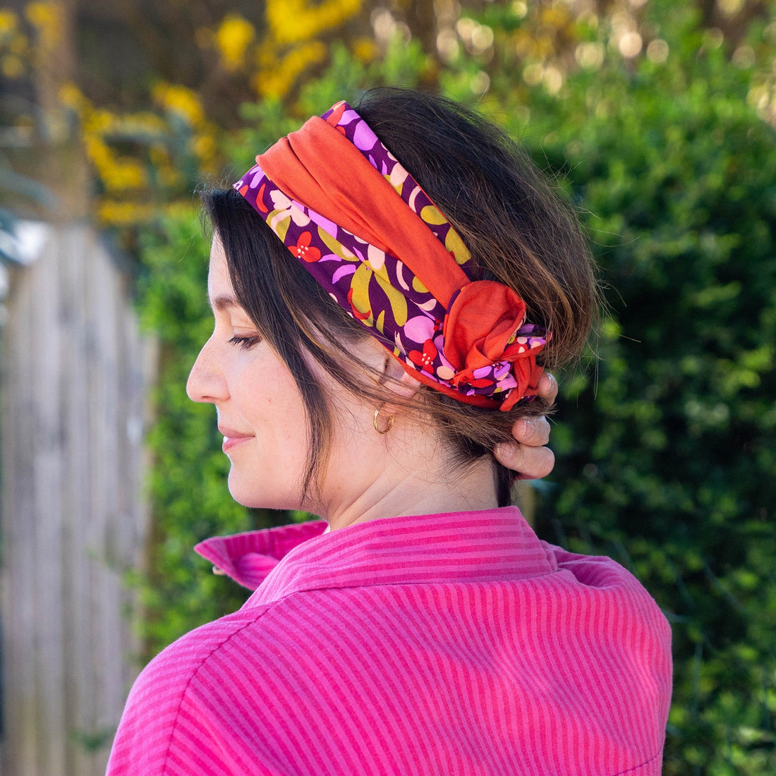 bandeau cheveux femme à motifs fleuris violet et rouille