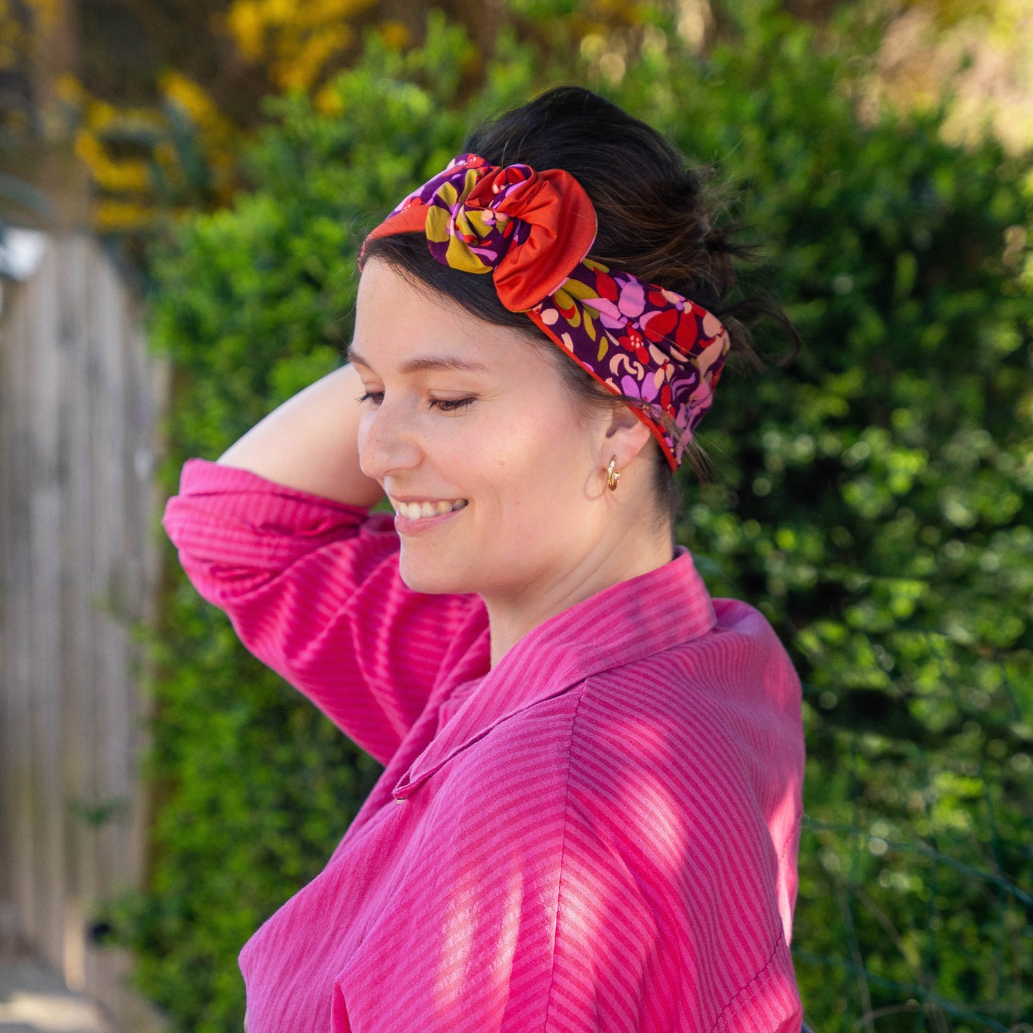 bandeau cheveux femme à motifs fleuris violet et rouille