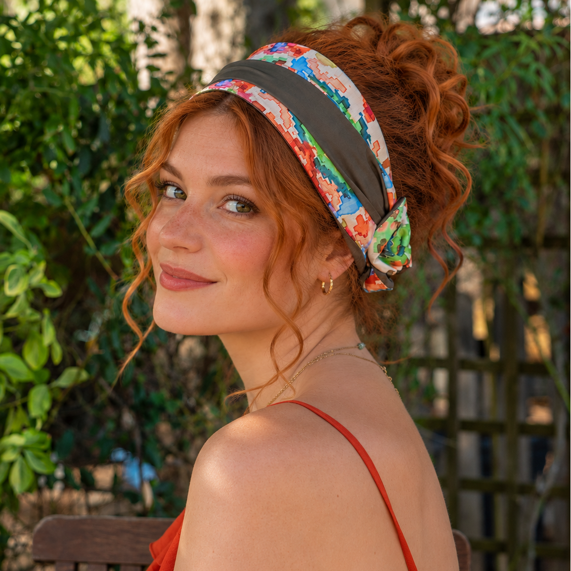 bandeau cheveux femme à motifs ethniques dans les tons orange bleu et vert 